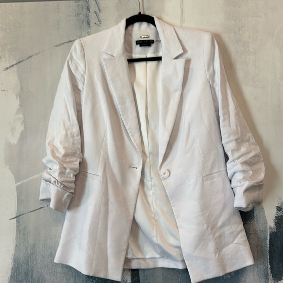 Alice + Olivia Jackets & Blazers - Alice + Olivia blazer Size 8 EUC